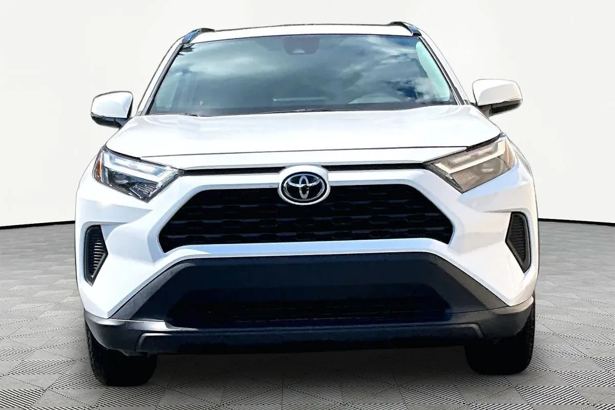 2024 Toyota RAV4 XLE thumbnail 3