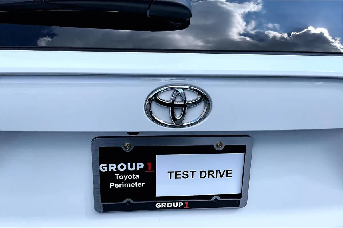 2024 Toyota RAV4 XLE thumbnail 30