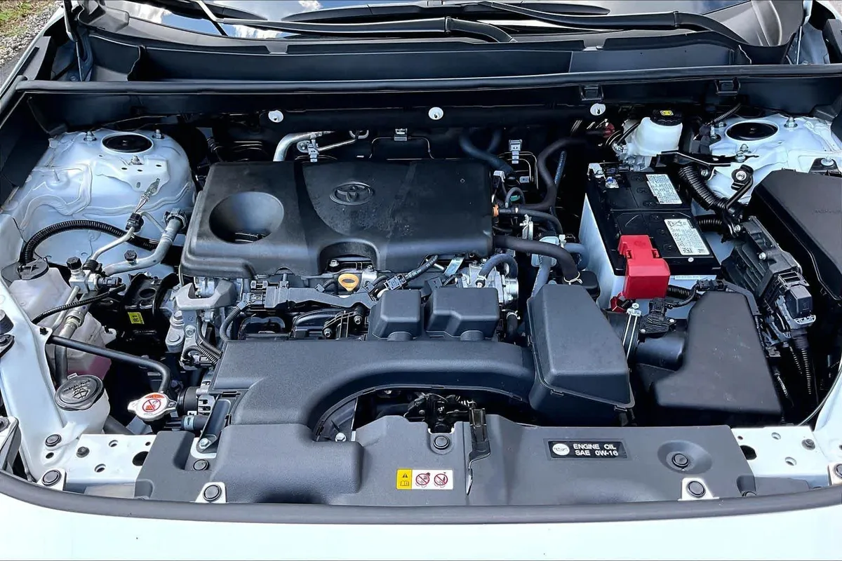 2024 Toyota RAV4 XLE thumbnail 31