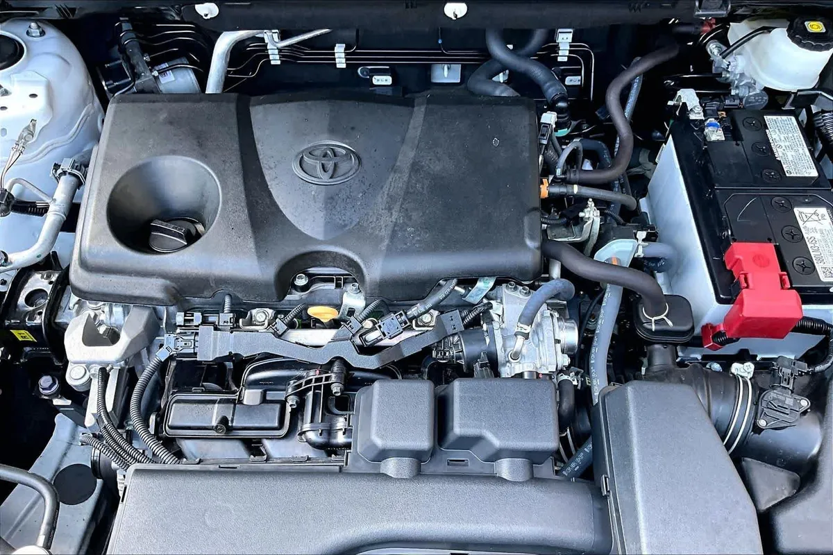 2024 Toyota RAV4 XLE thumbnail 32