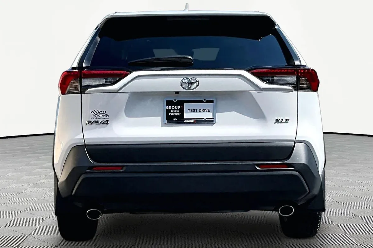 2024 Toyota RAV4 XLE thumbnail 4