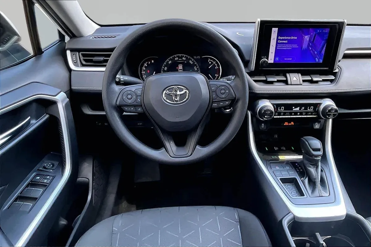 2024 Toyota RAV4 XLE thumbnail 5