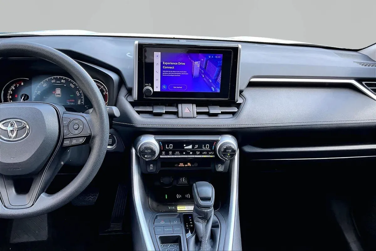 2024 Toyota RAV4 XLE thumbnail 6