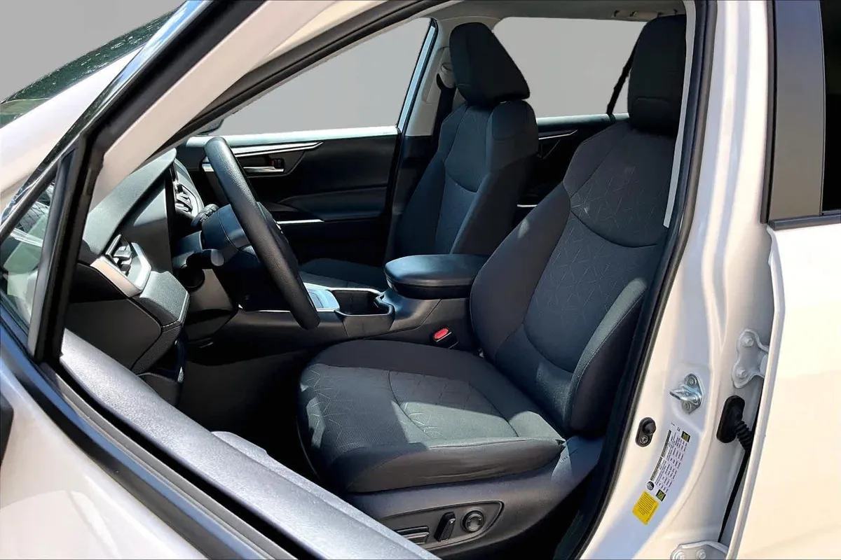 2024 Toyota RAV4 XLE thumbnail 7