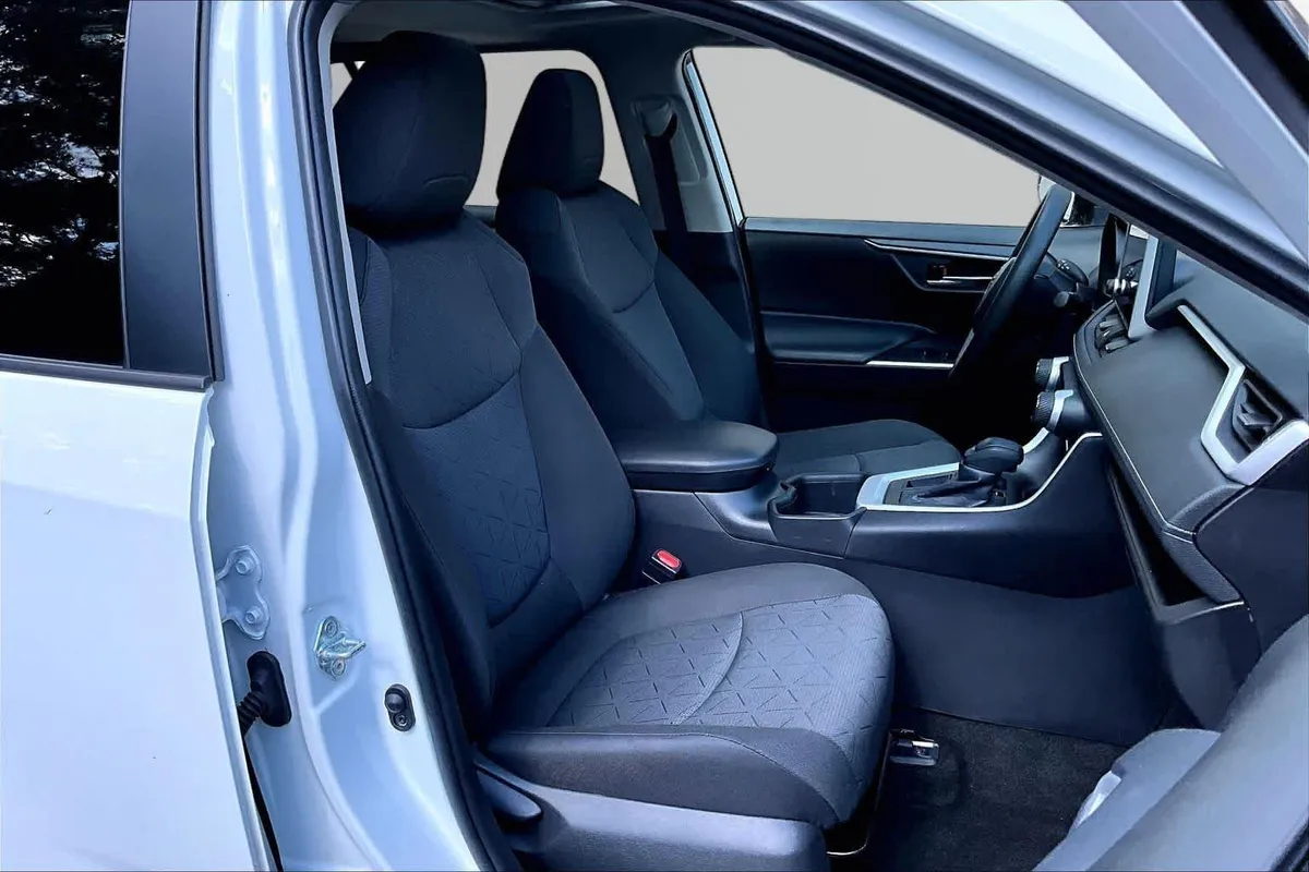 2024 Toyota RAV4 XLE thumbnail 8