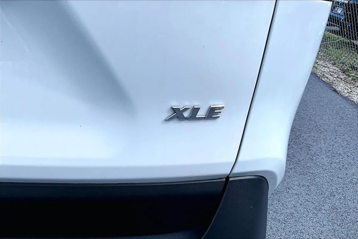 2024 Toyota RAV4 XLE thumbnail 9