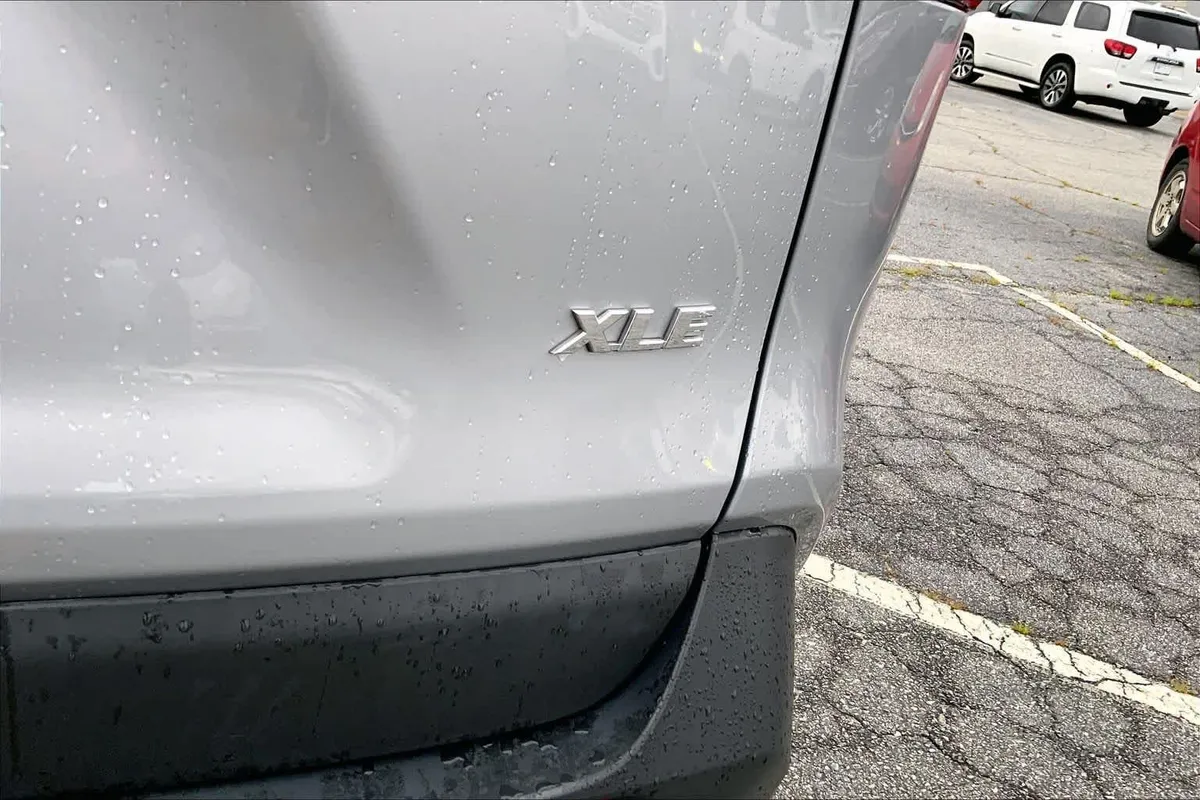 2024 Toyota RAV4 XLE thumbnail 10