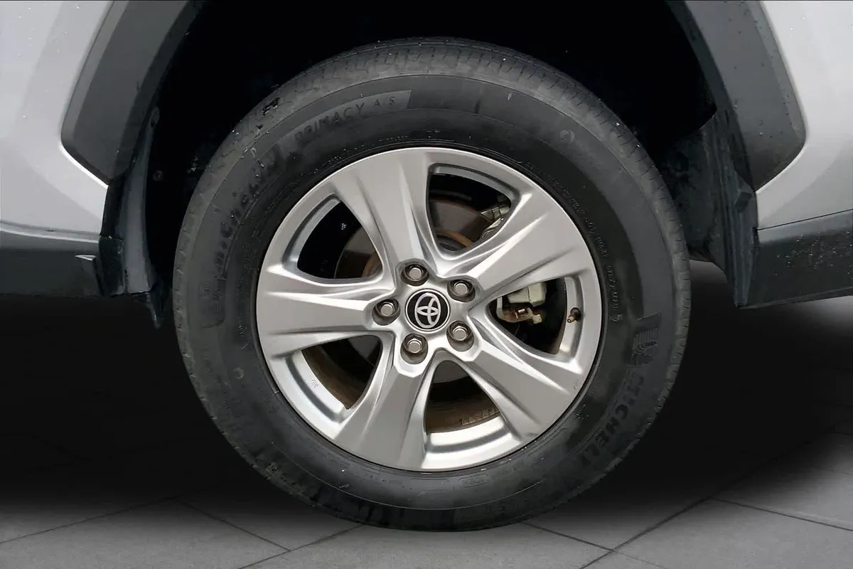 2024 Toyota RAV4 XLE thumbnail 11