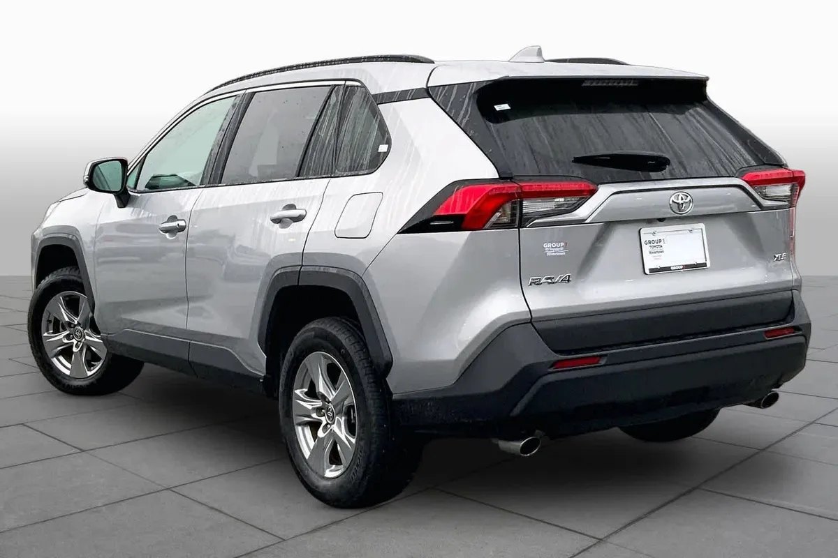 2024 Toyota RAV4 XLE thumbnail 12