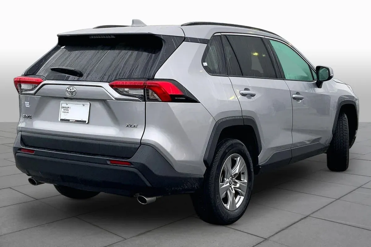 2024 Toyota RAV4 XLE thumbnail 13