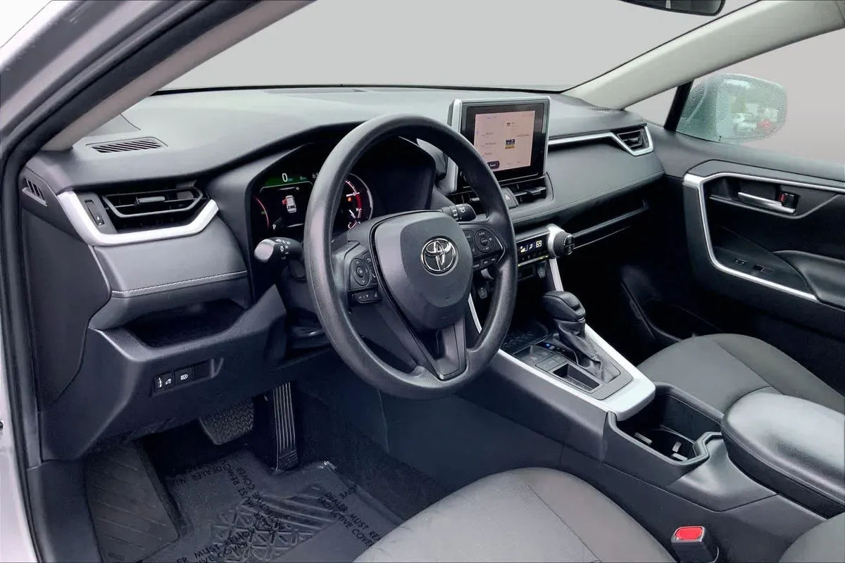 2024 Toyota RAV4 XLE thumbnail 17