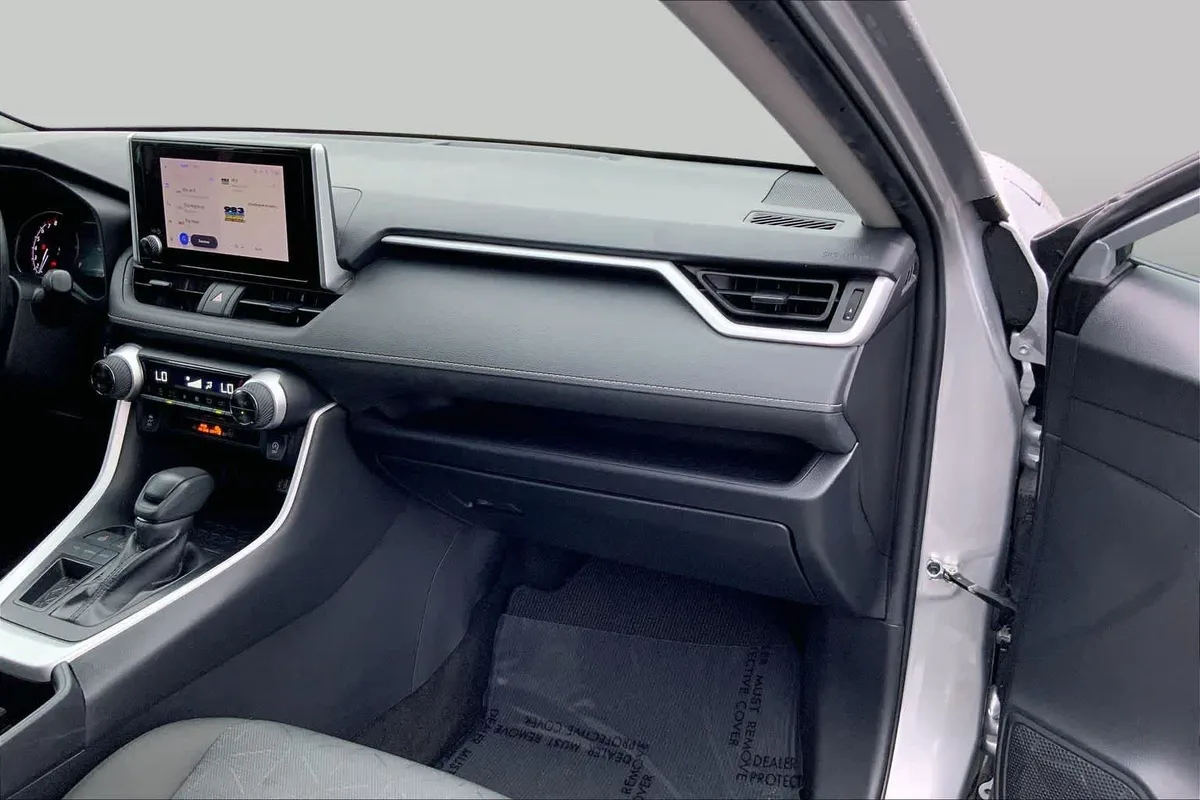 2024 Toyota RAV4 XLE thumbnail 18