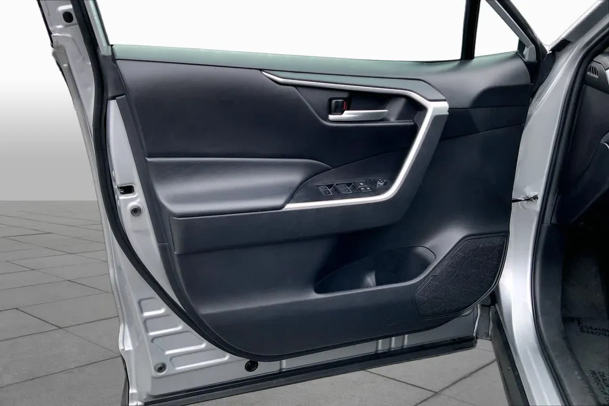 2024 Toyota RAV4 XLE thumbnail 21