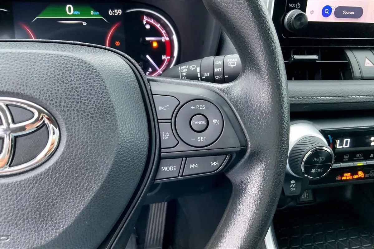 2024 Toyota RAV4 XLE thumbnail 24