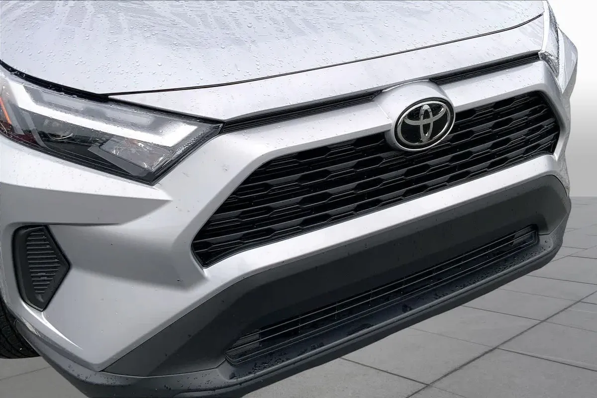 2024 Toyota RAV4 XLE thumbnail 29