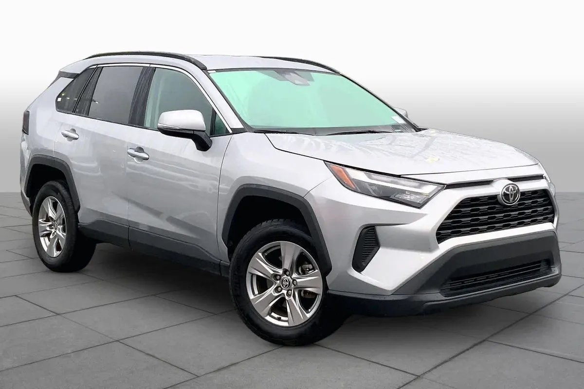 2024 Toyota RAV4 XLE thumbnail 3