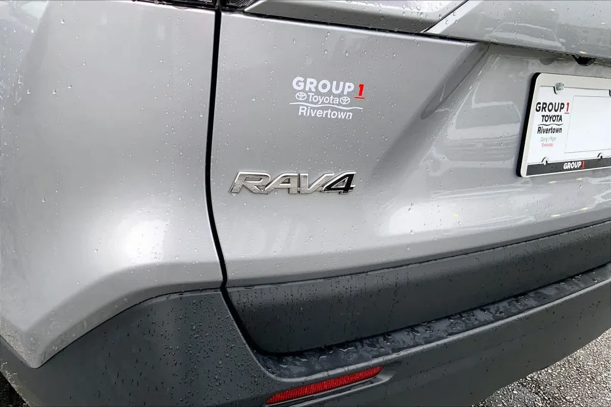 2024 Toyota RAV4 XLE thumbnail 30