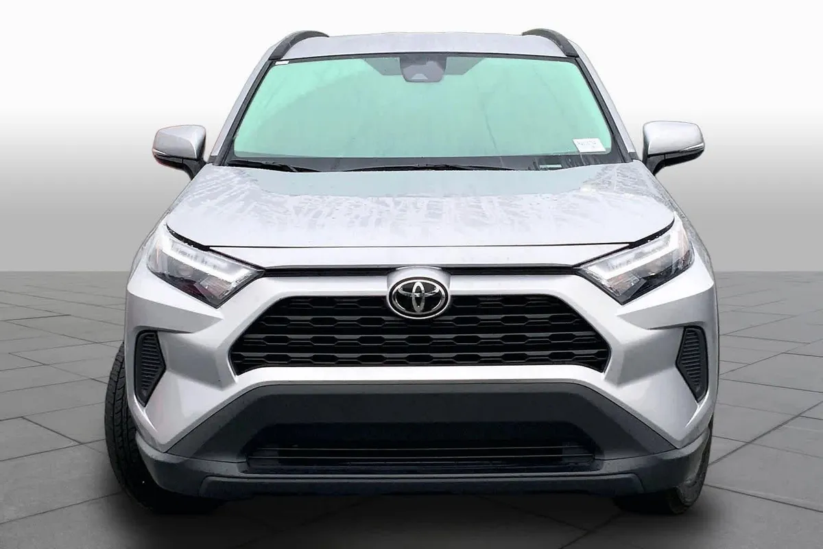 2024 Toyota RAV4 XLE thumbnail 4