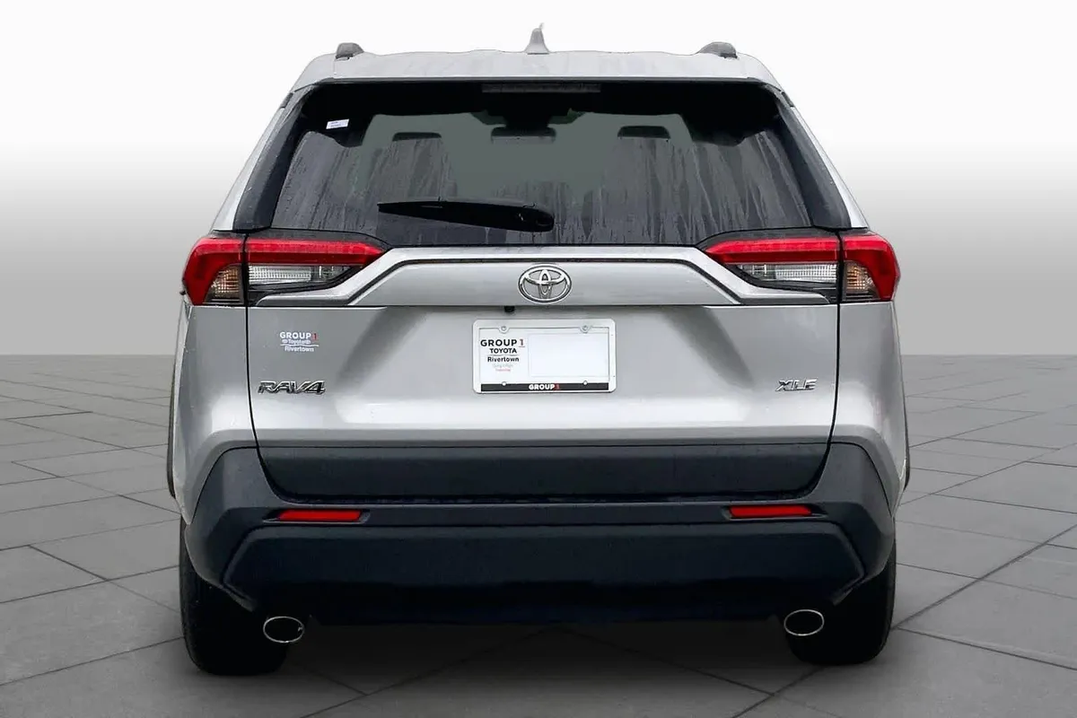 2024 Toyota RAV4 XLE thumbnail 5