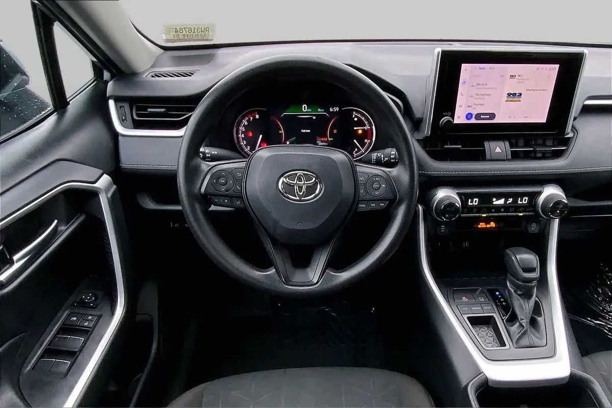 2024 Toyota RAV4 XLE thumbnail 6