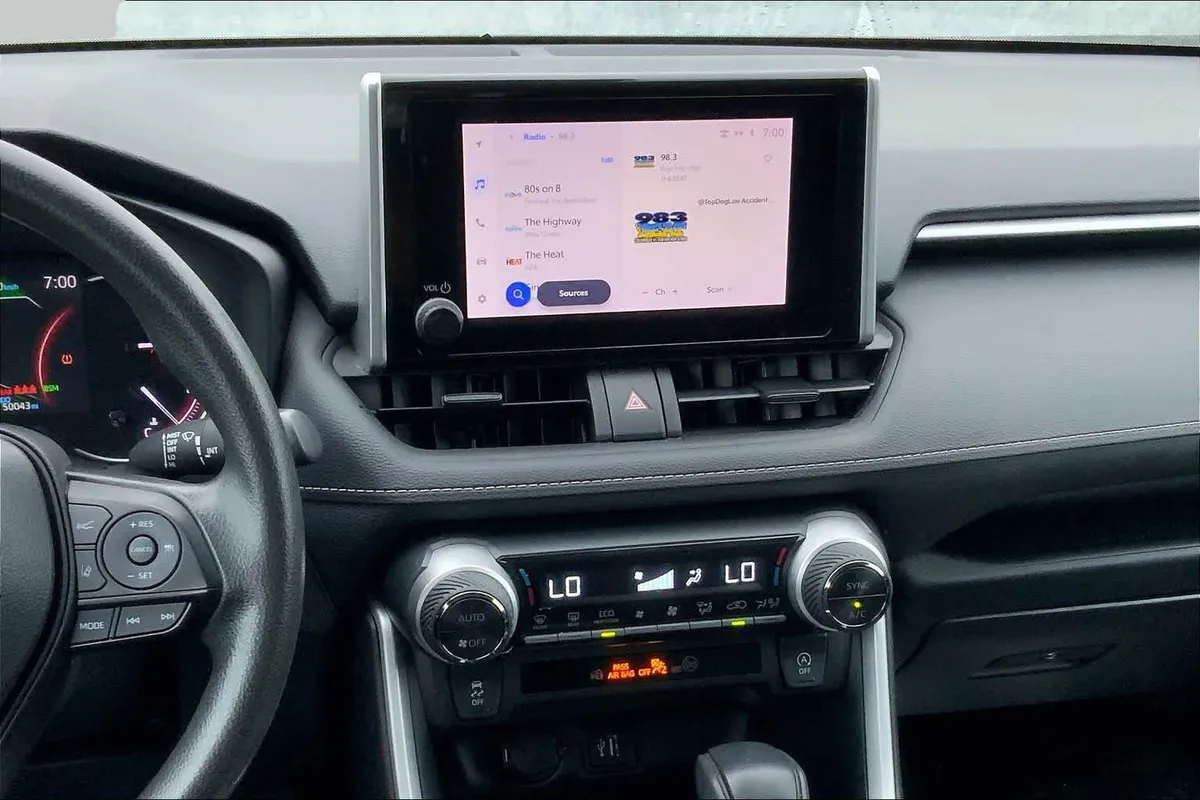 2024 Toyota RAV4 XLE thumbnail 7