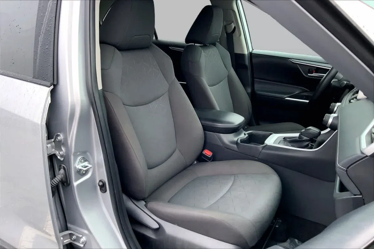 2024 Toyota RAV4 XLE thumbnail 9