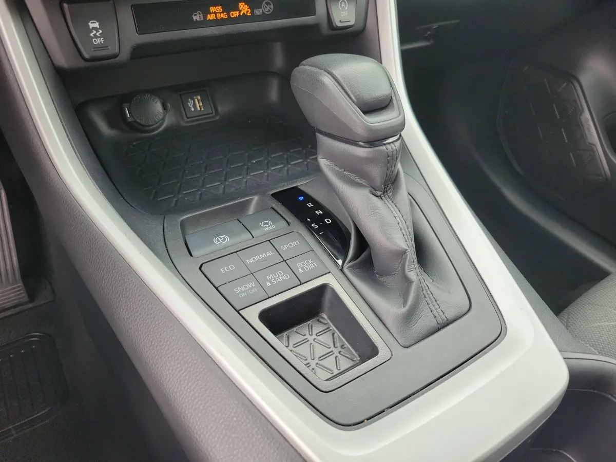 2024 Toyota RAV4 XLE thumbnail 11