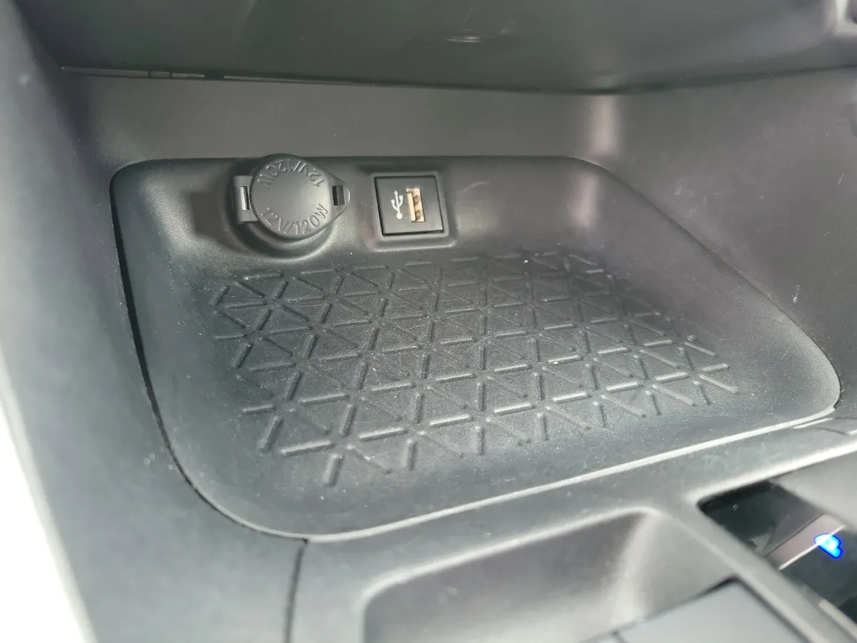 2024 Toyota RAV4 XLE thumbnail 12