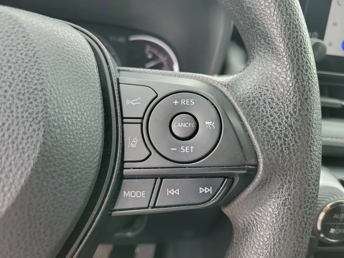 2024 Toyota RAV4 XLE thumbnail 16