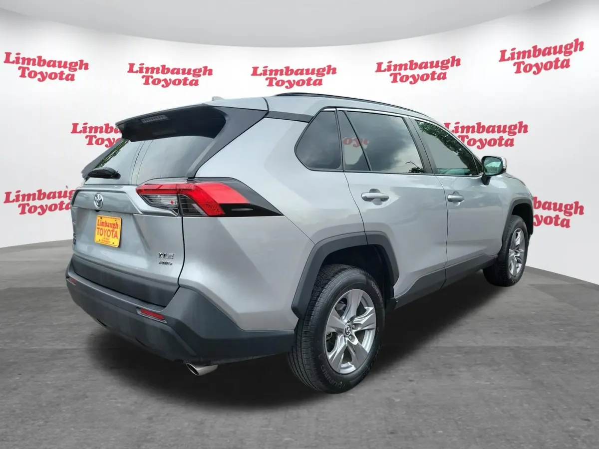 2024 Toyota RAV4 XLE thumbnail 22