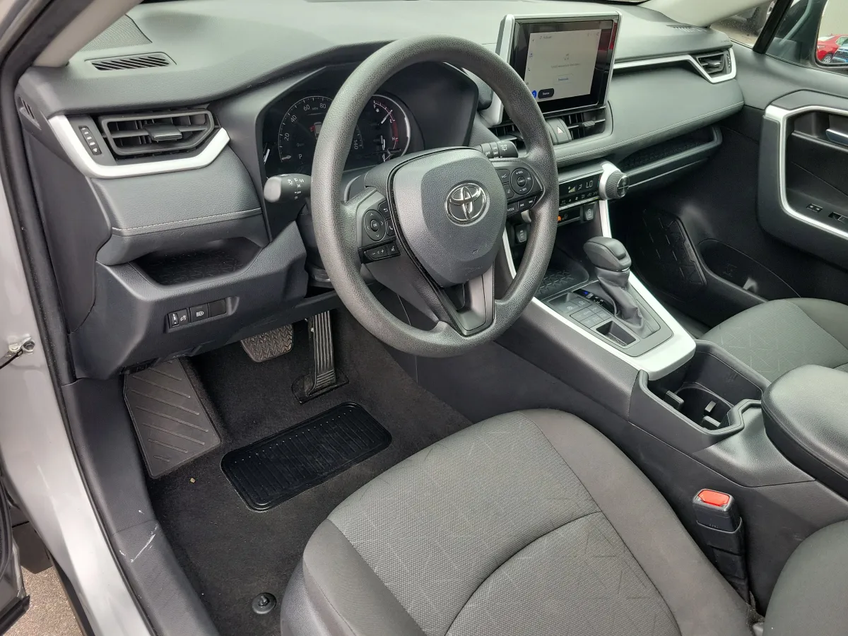 2024 Toyota RAV4 XLE thumbnail 4