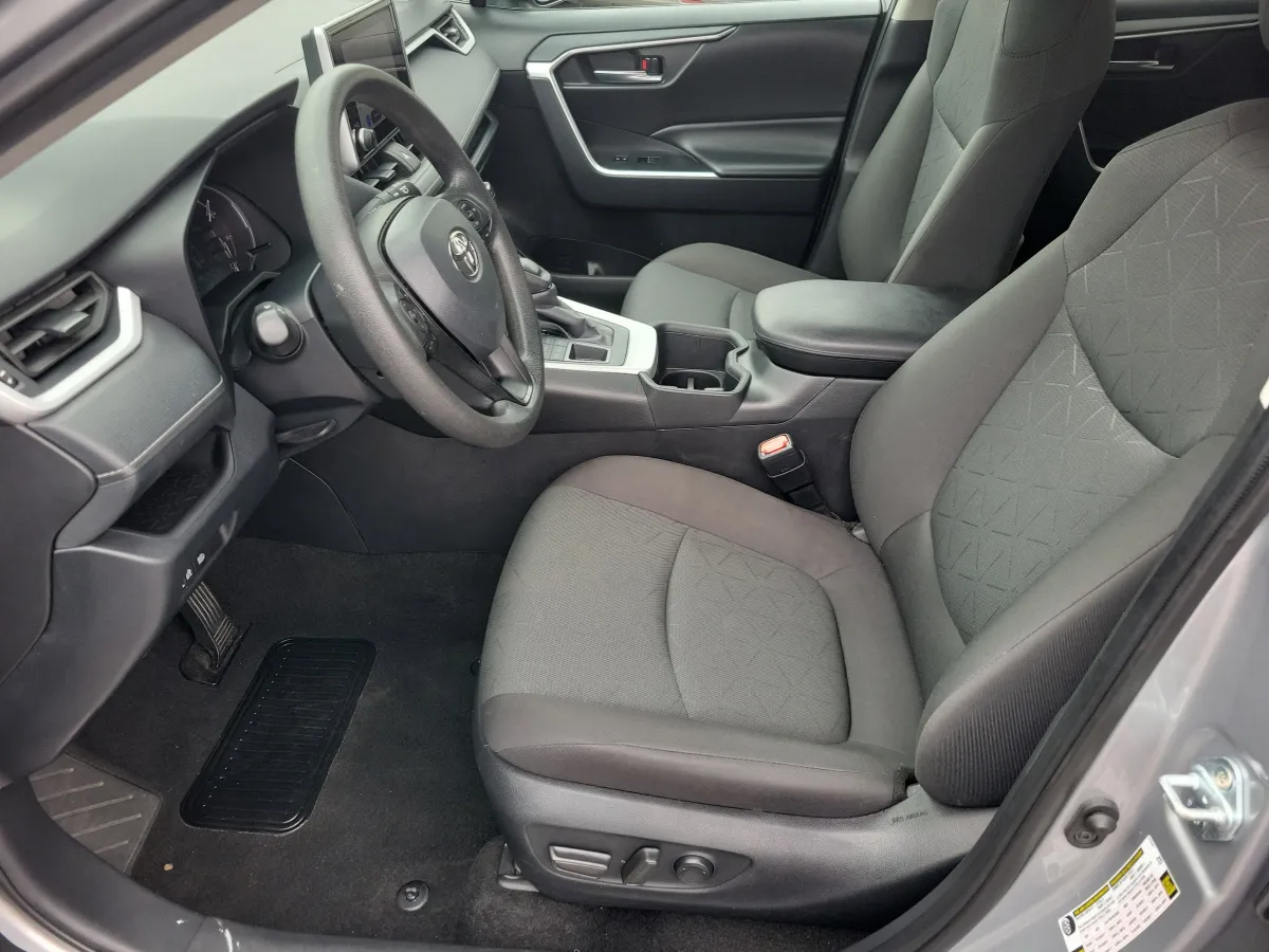 2024 Toyota RAV4 XLE thumbnail 5