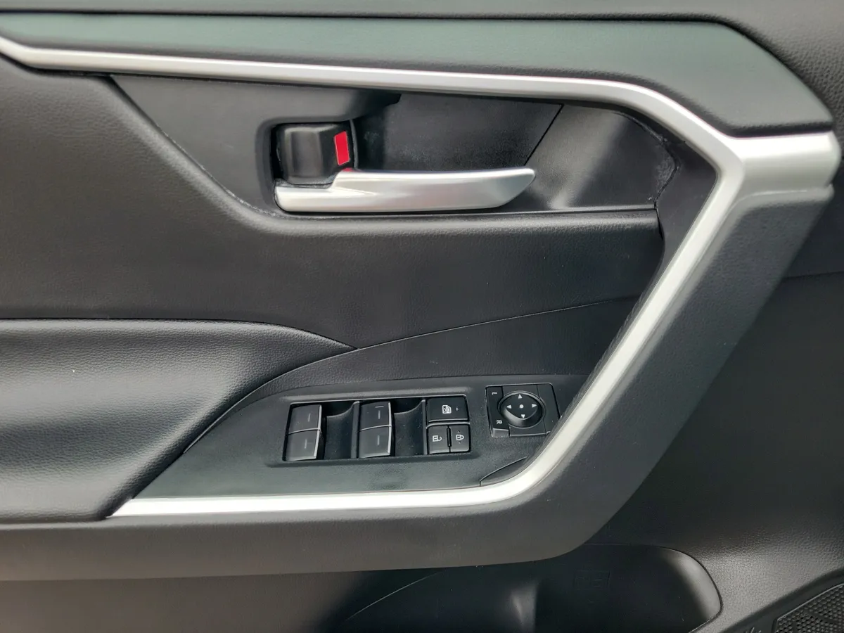 2024 Toyota RAV4 XLE thumbnail 7