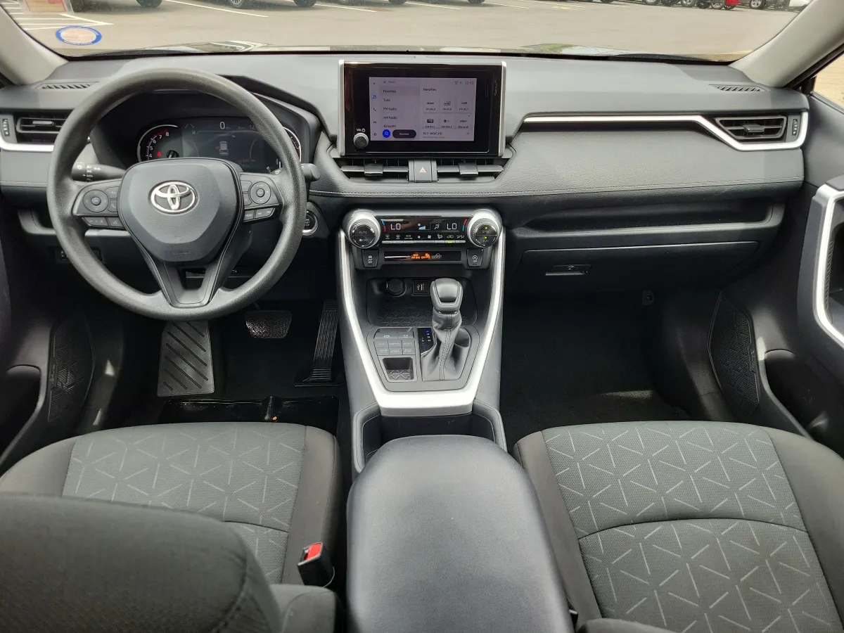 2024 Toyota RAV4 XLE thumbnail 10