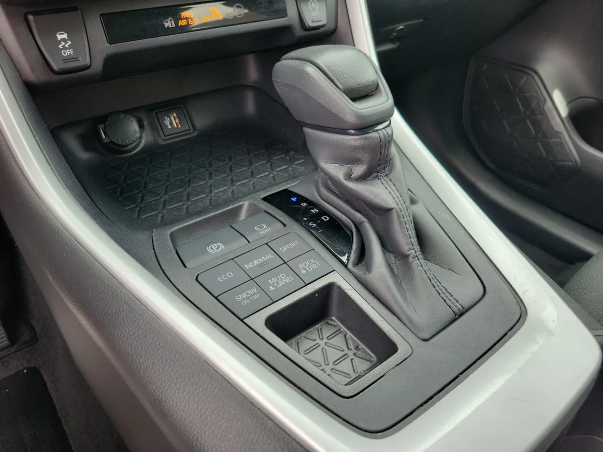 2024 Toyota RAV4 XLE thumbnail 11