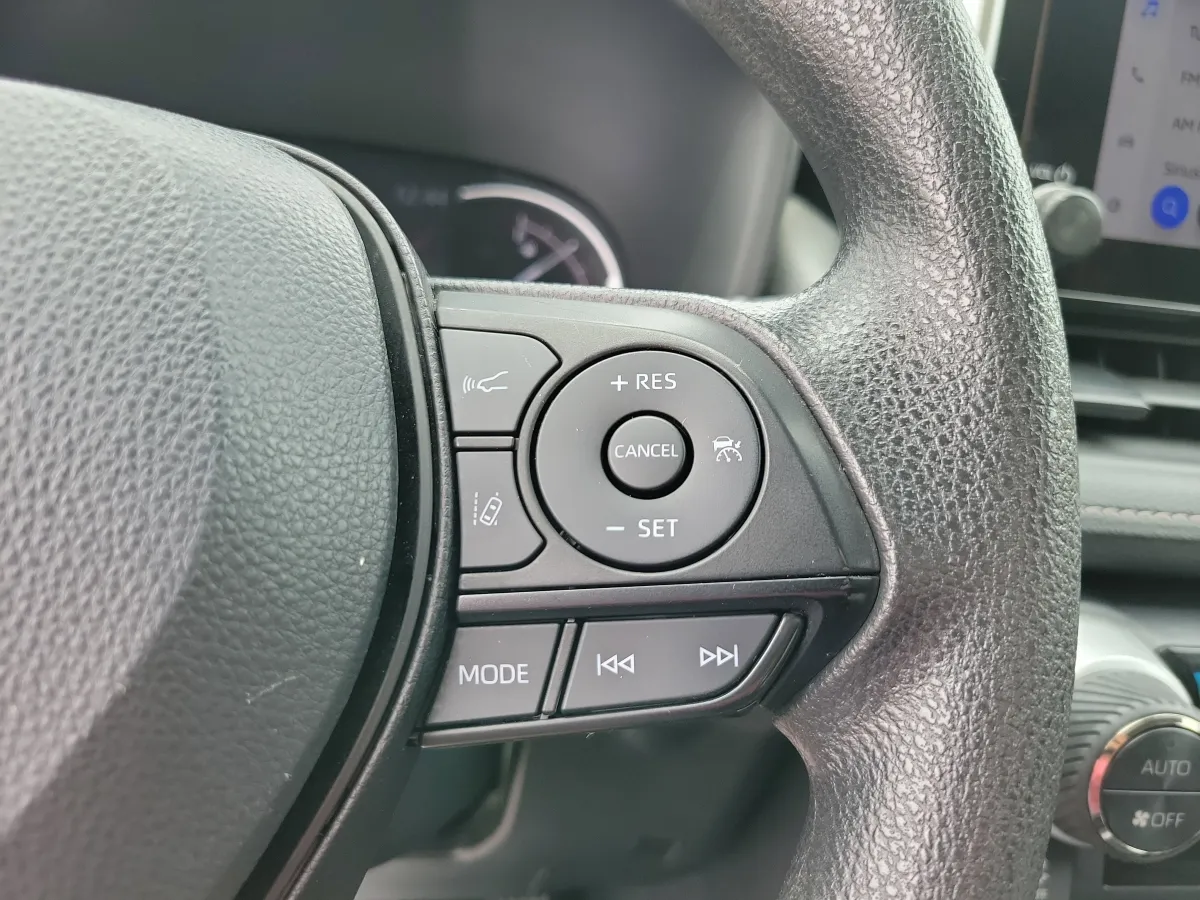 2024 Toyota RAV4 XLE thumbnail 15