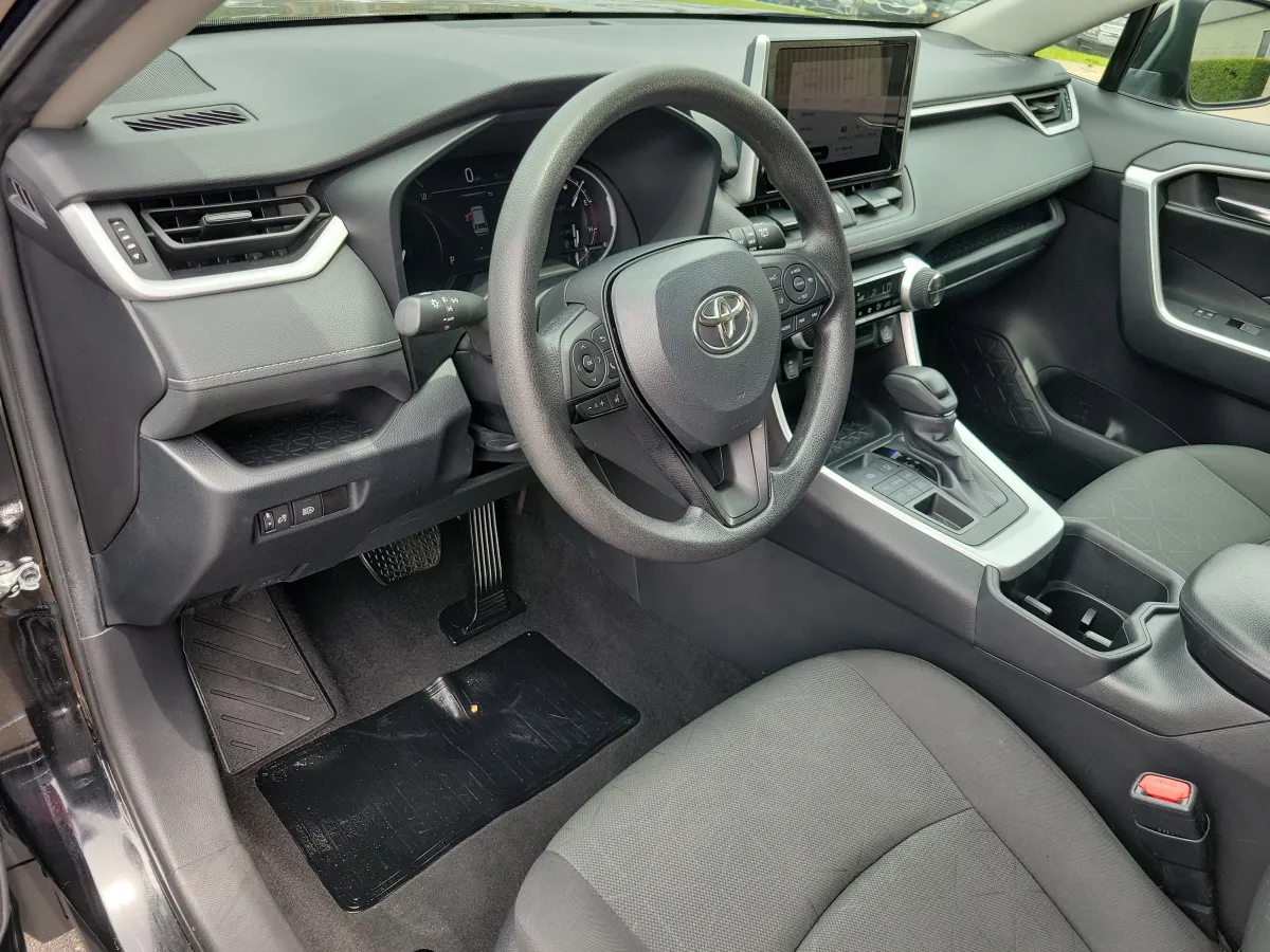 2024 Toyota RAV4 XLE thumbnail 4