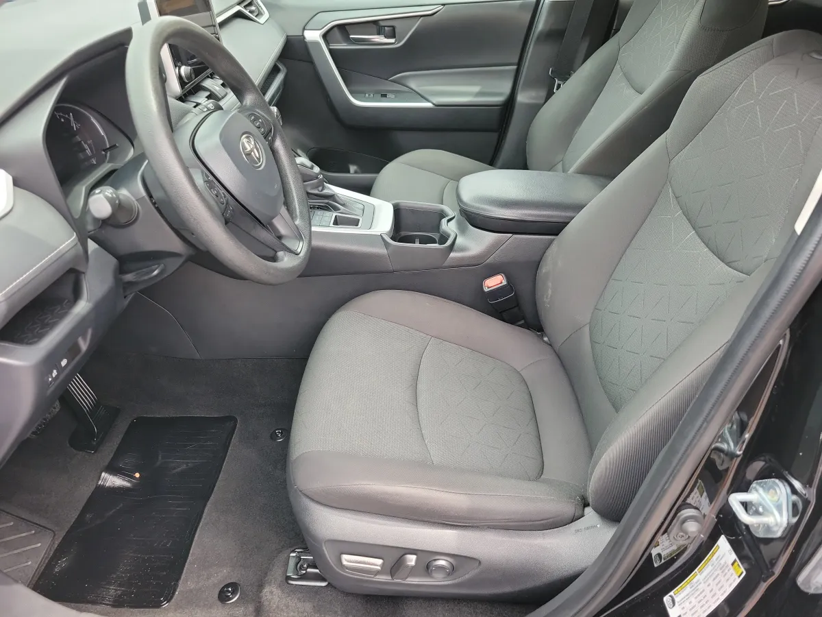 2024 Toyota RAV4 XLE thumbnail 5