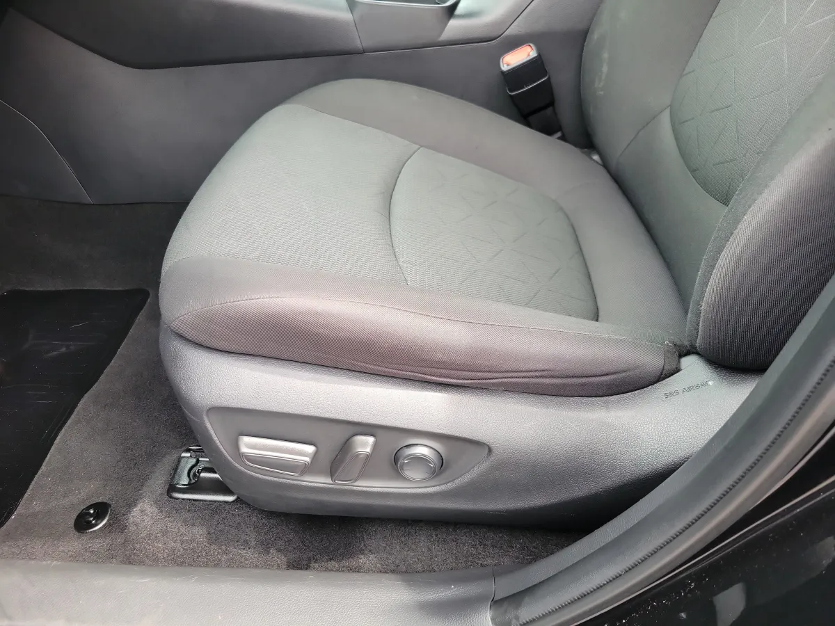 2024 Toyota RAV4 XLE thumbnail 6
