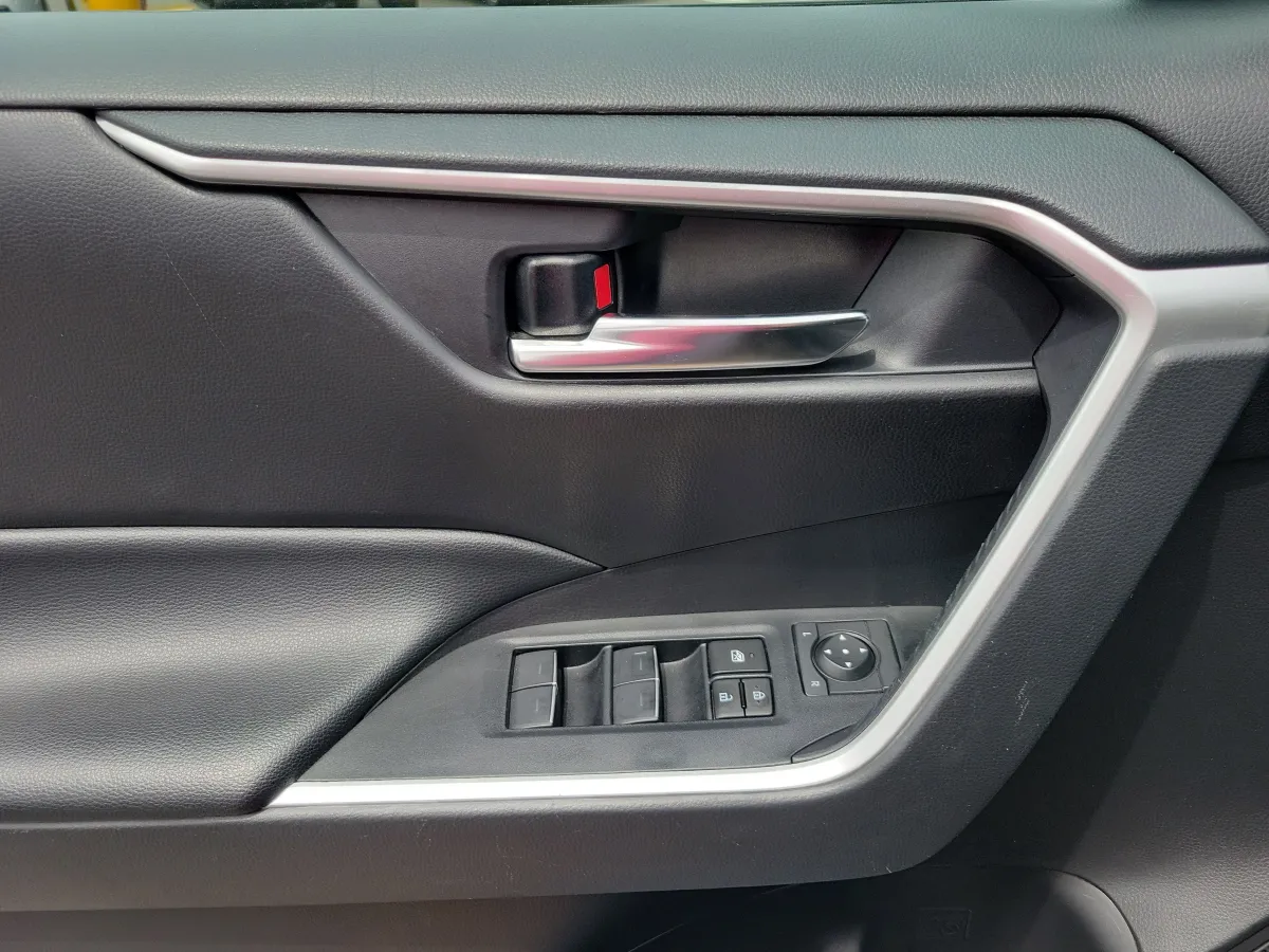 2024 Toyota RAV4 XLE thumbnail 7