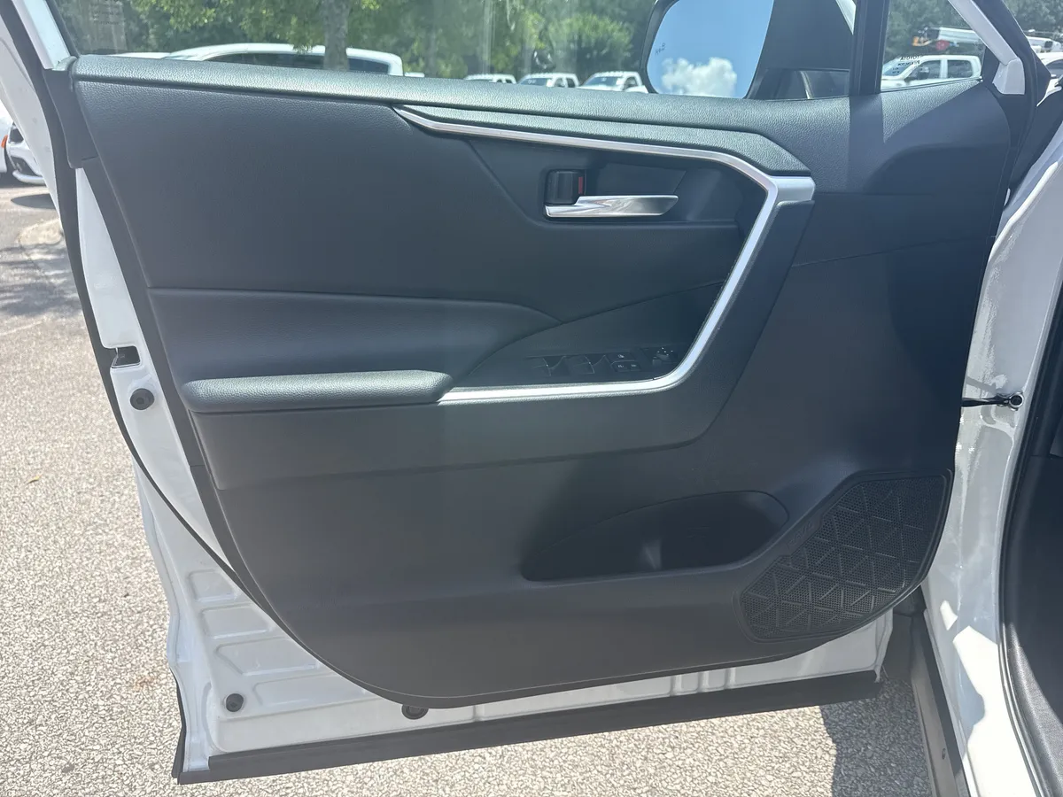 2024 Toyota RAV4 XLE thumbnail 11
