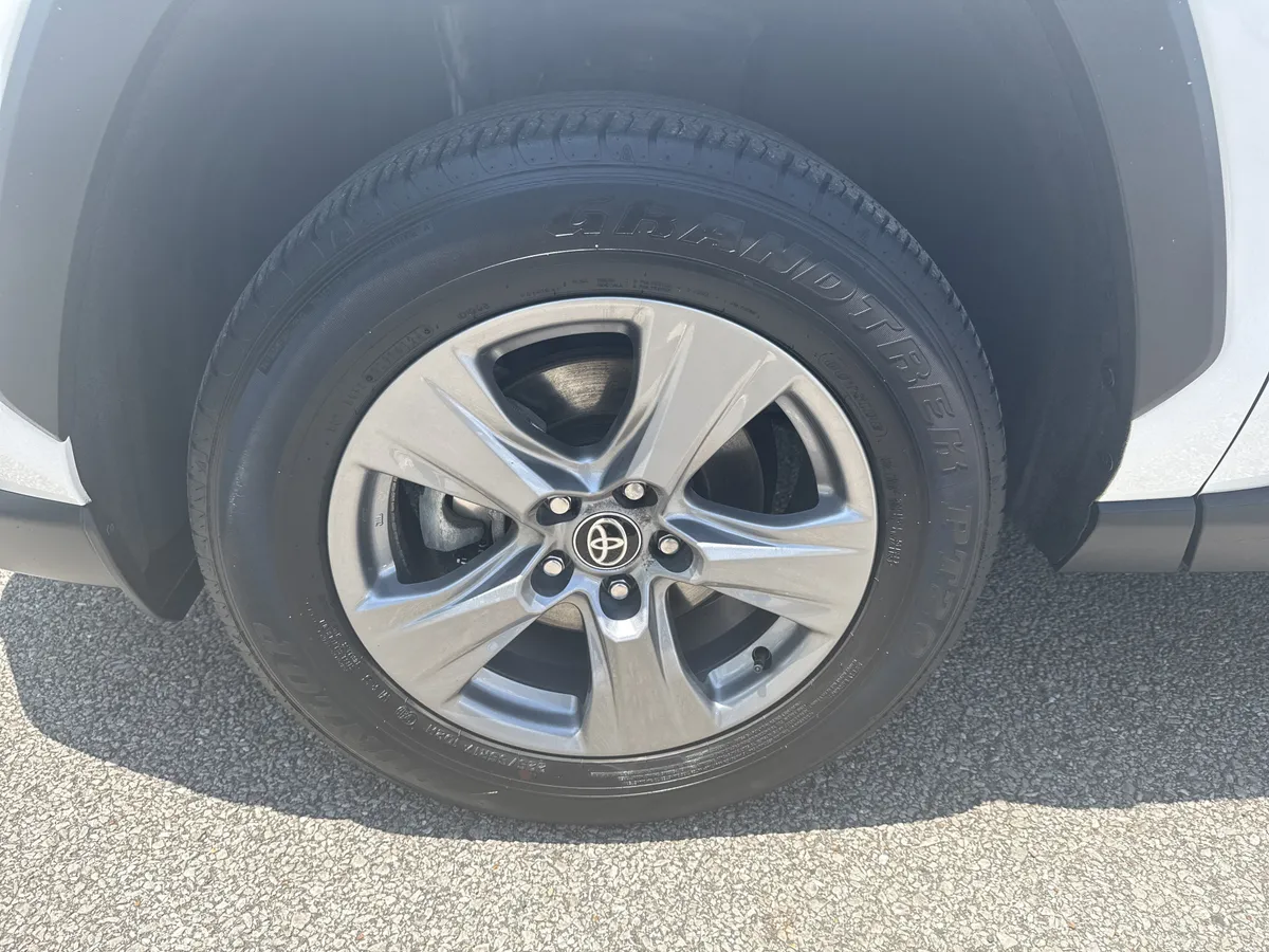 2024 Toyota RAV4 XLE thumbnail 12