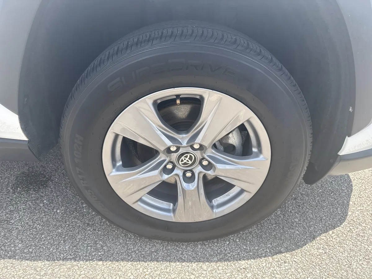 2024 Toyota RAV4 XLE thumbnail 13
