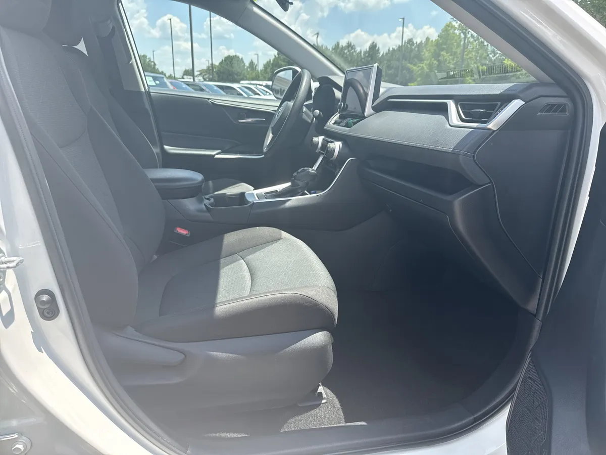 2024 Toyota RAV4 XLE thumbnail 14