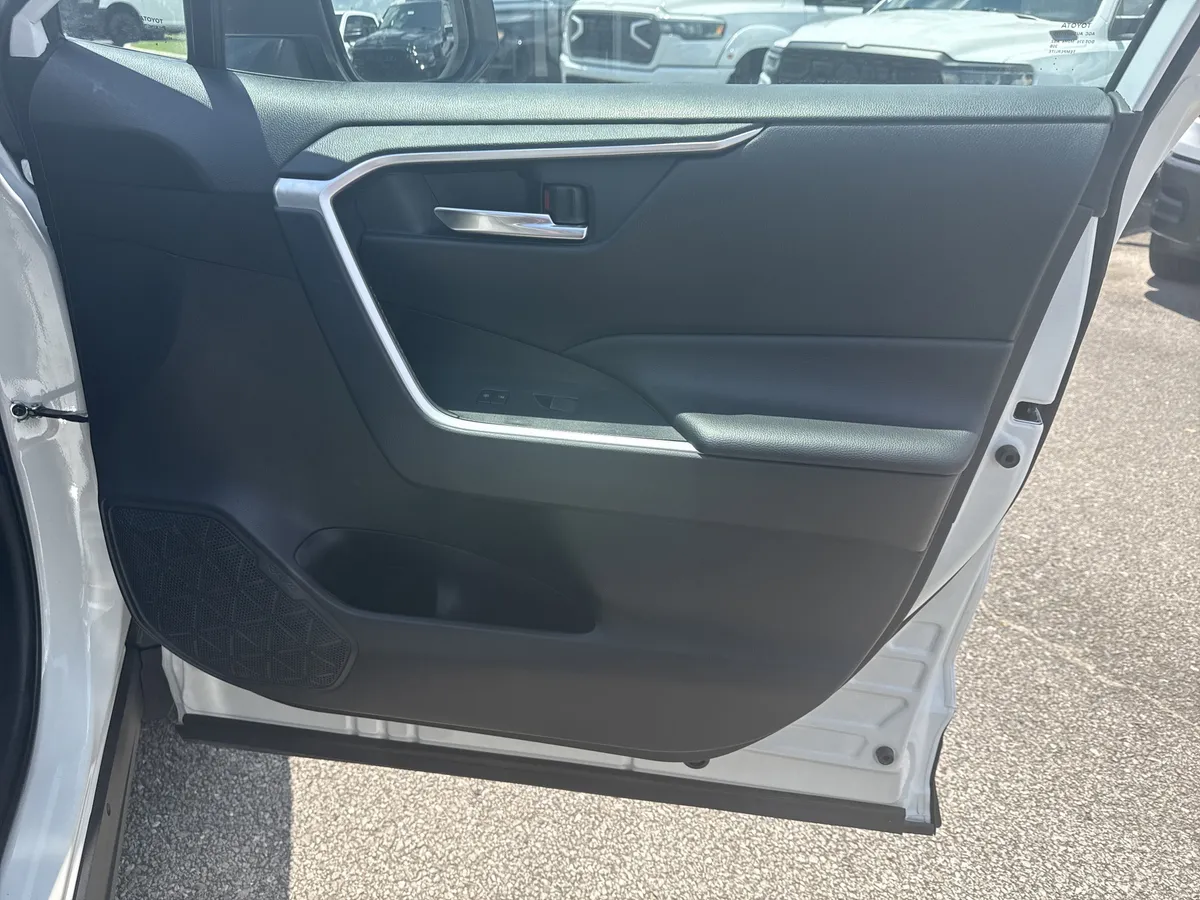 2024 Toyota RAV4 XLE thumbnail 15