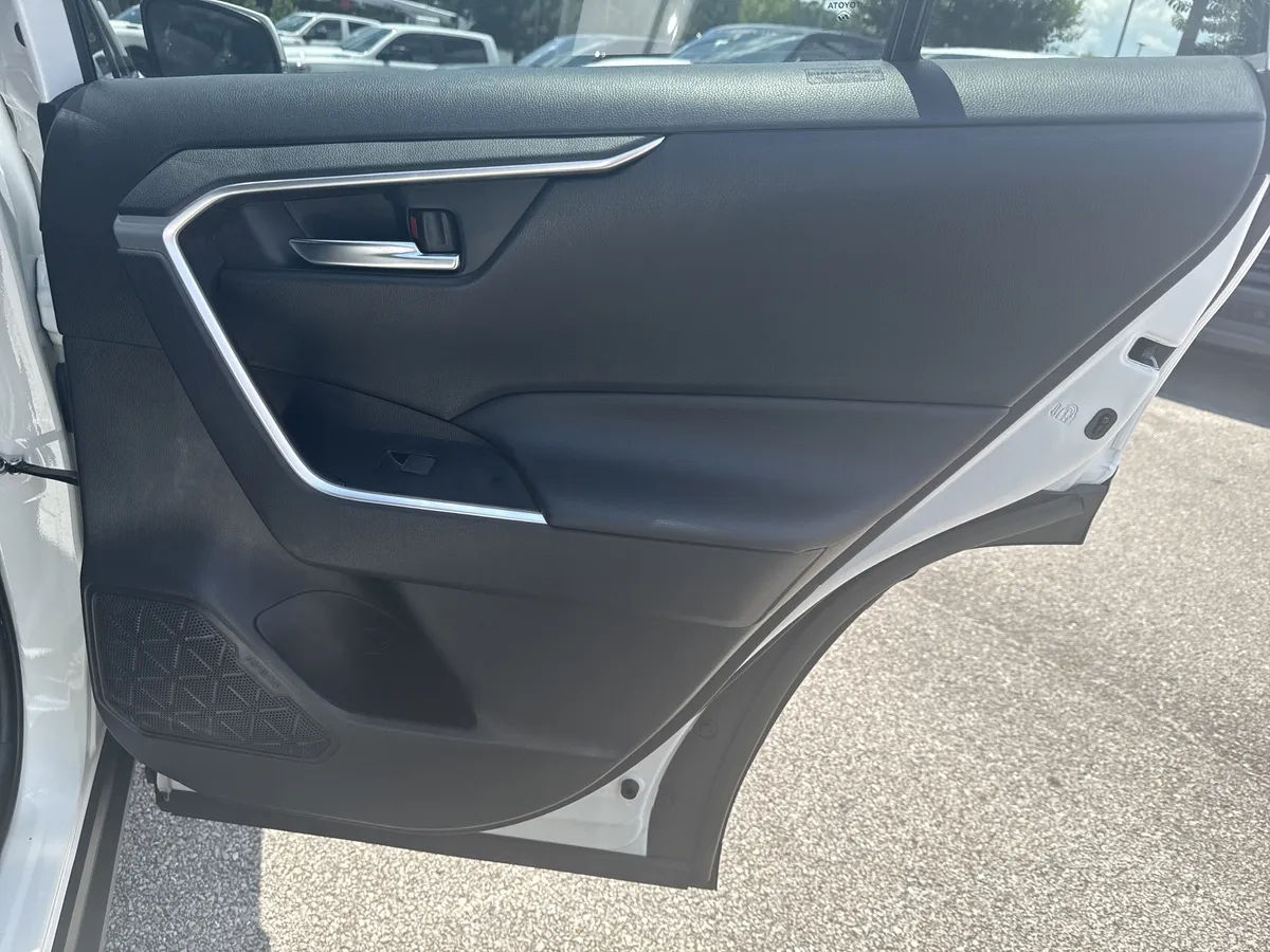 2024 Toyota RAV4 XLE thumbnail 17
