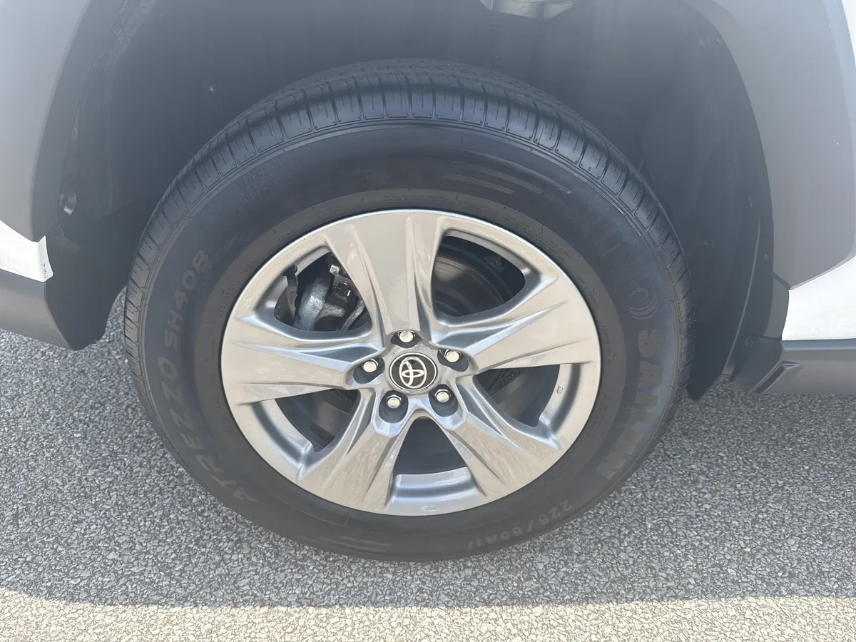 2024 Toyota RAV4 XLE thumbnail 18