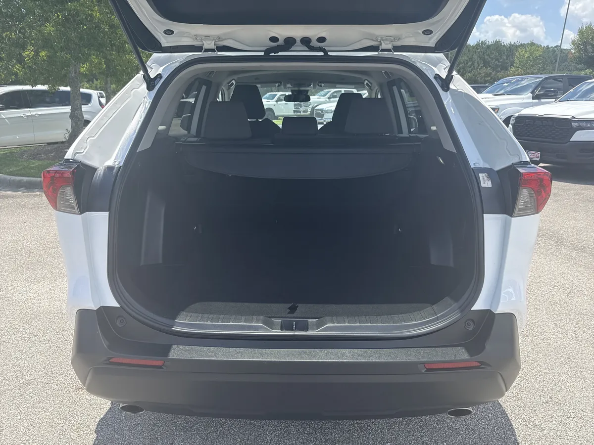 2024 Toyota RAV4 XLE thumbnail 19