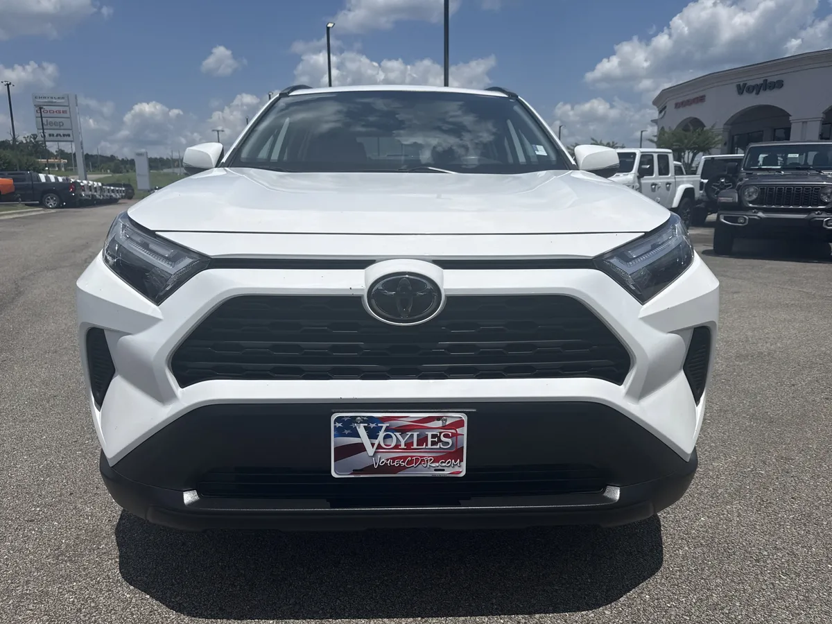 2024 Toyota RAV4 XLE thumbnail 2