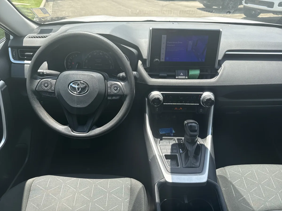 2024 Toyota RAV4 XLE thumbnail 22
